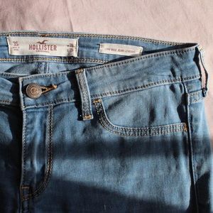 HOLLISTER MEDIUM WASH LOW-RISE JEANS 💙